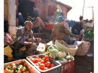 Marchand de légumes au souk d'Asni