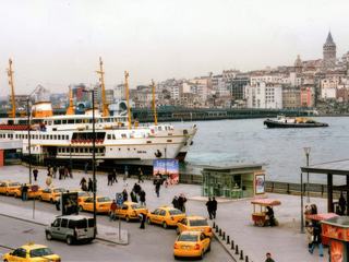 Il y a un traffic routier et fluvial incessant autour du pont de Galata. Carrefour névralgique entre la Corne d'or et le Bosphore.