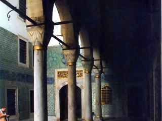 Voici la cour des oeunuques noirs souvent originaires d'Egypte. Colonnes de marbre, murs richement décorés font face à des petites cellules trés sombres. Le chef des oeunuques avait beaucoup de pouvoir du fait de sa grande proximité avec le sultan.