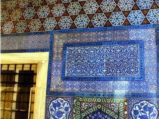 Panneaux de céramique du pavillon des circoncisions. À l'origine, ce sont les porcelaines chinoises au décor bleu et blanc qui ont inspiré les artistes, puis un style, une iconographie et enfin de nouvelles couleurs donnèrent à la céramique d'Iznik sa propre originalité.