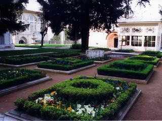 Entre les pavillons, des jardins