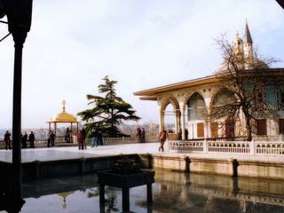 Le pavillon de Bagdad (1639), donne sur une terrasse en marbre offrant une vue spectaculaire sur le Bosphore et le Corne d'Or. Dommage que la fontaine ne fonctionne pas...