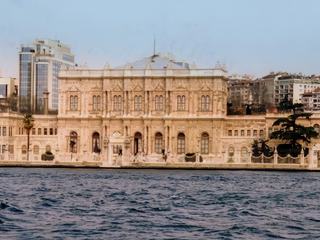 Le palais de Dolmabahçe. Ce palais devint la résidence officel des sultans à partir du 19ème siècle. Un des décorateur est celui de l'opéra Garnier de Paris. Cristal de Baccarat, de Bohême ou de Murano, marbres rares, tapis en soie d'Hereke, le plus grand lustre au monde, 725 ampoules, 4.5 tonnes, offert par la reine Victoria. Et aussi un escalier en cristal! Symbole des derniers feux de l'empire ottoman, sa construction a fortement endetté la Turquie. C'est dans ce palais que la république fût proclamée en 1923 et qu'Atatürk mourût, en 1938. Ce sera pour notre prochaine visite à Istanbul !