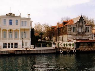 Voici deux "Yalis". L'un restauré et transformé en restaurant ou hôtel et le second qui aurait besoin d'une bonne restauration !