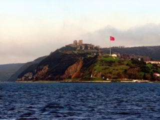 Tout au long du Bosphore, des ruines de forteresses, génoises pour la plupart, symboles des luttes passées pour dominer cette voie maritime et protéger l'accés à Constantinople.