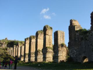 Aqueduc romain qui alimentait la ville d'Aspendos