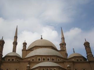 La mosquée domine la ville...