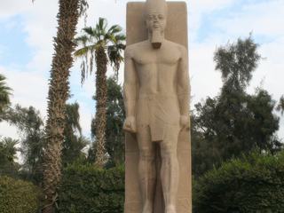 Statue de Ramsès II sur le site de Menphis