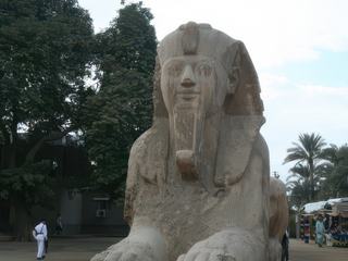 Le sphinx de Menphis qui, lui, a conservé son nez !