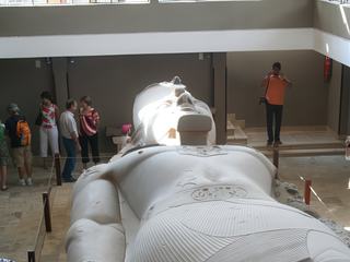 Statue de Ramsès II taillée dans un bloc de calcaire et qui mesurait 13m (elle a perdue ses jambes et sa couronne)