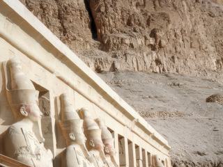 Une des trois terrasses constituant le temple