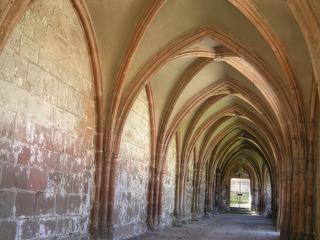 Galerie du cloître gothique jouxtant la cathédrale
