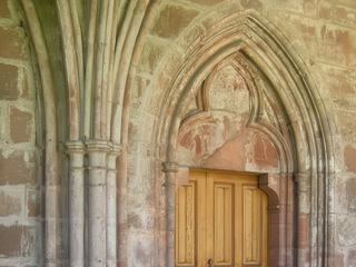 Porte en ogive gothique du cloître donnant accès à la cathédrale