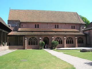 Eglise romane Notre-Dame, elle aussi accolée au cloître gothique.