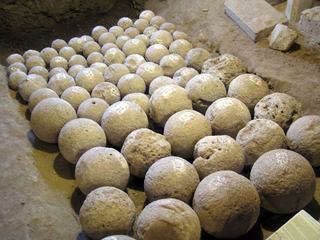 Musée - Boulets de pierre retrouvés dans les fossés du château après déblaiement.