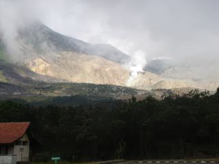 Volcan en activité près de Bandung