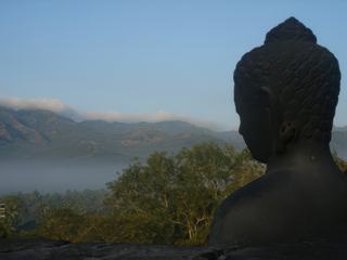 Vue du temple de Borobudur au levé du soleil