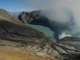 Volcan du Kawah Ijen et sa mine de souffre.