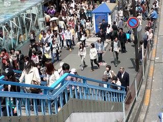 La station de train d'Harajuku le dimanche vers 13 heures.