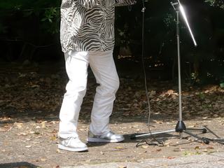 Papy rockeur qui vient excercer son talent au parc le dimanche.