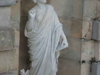 Une des statues du "Bassin des Cascades"