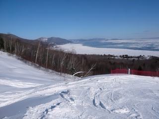 Le fleuve au pied de la montagne